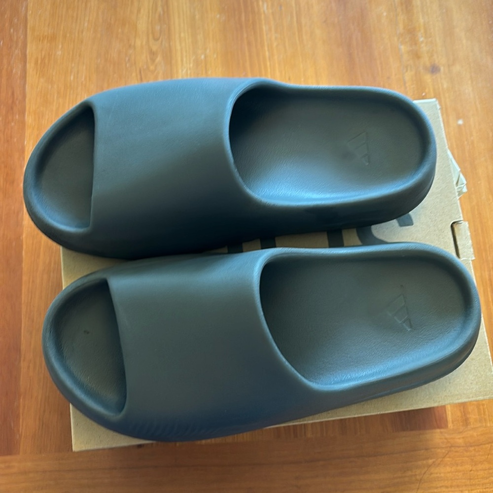 Yeezy slide slate grey size 10